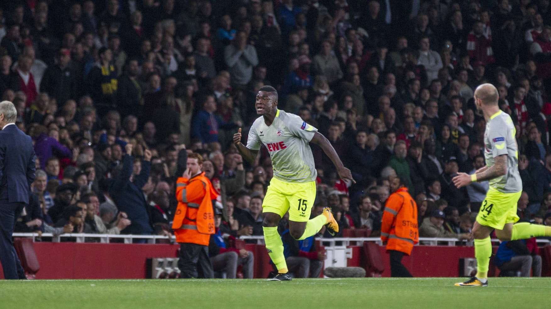 Jhon Cordoba jubelt nach seinem Tor beim FC Arsenal in London.