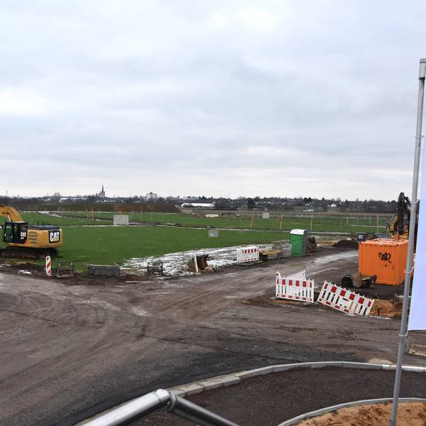 Bagger stehen im neuen Baugebiet in Glessen.