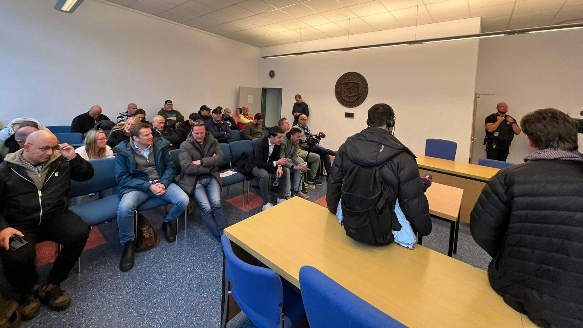 Im Amtsgericht Bensberg sind fast alle Plätze in den Zuschauerreihen besetzt.