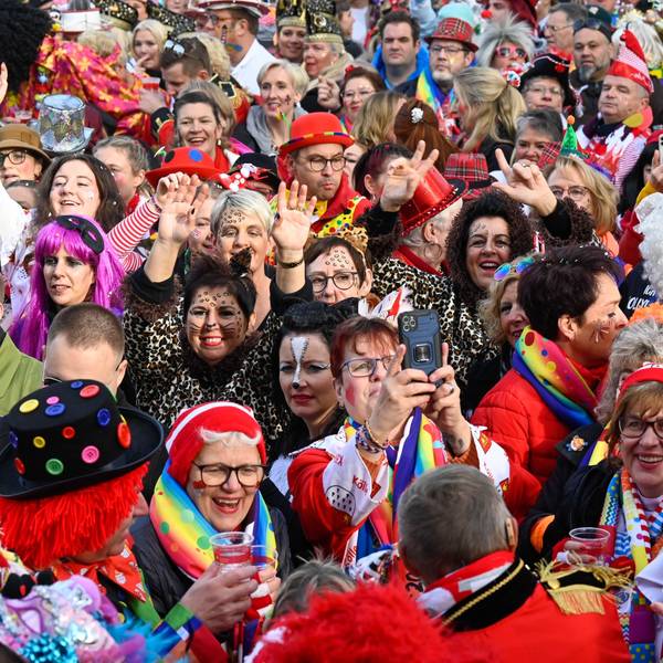 Feiernde beim Sessionsauftakt Kölner Karneval am 11.11. in der Kölner Altstadt.