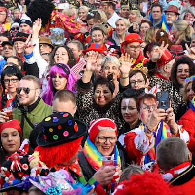 Feiernde beim Sessionsauftakt Kölner Karneval am 11.11. in der Kölner Altstadt.
