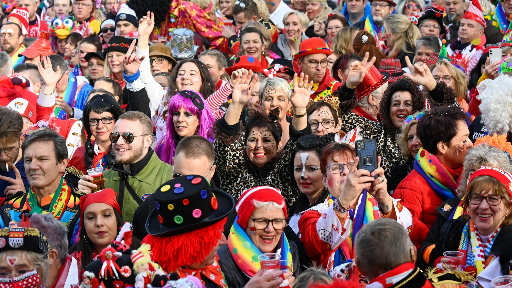 Feiernde beim Sessionsauftakt Kölner Karneval am 11.11. in der Kölner Altstadt.