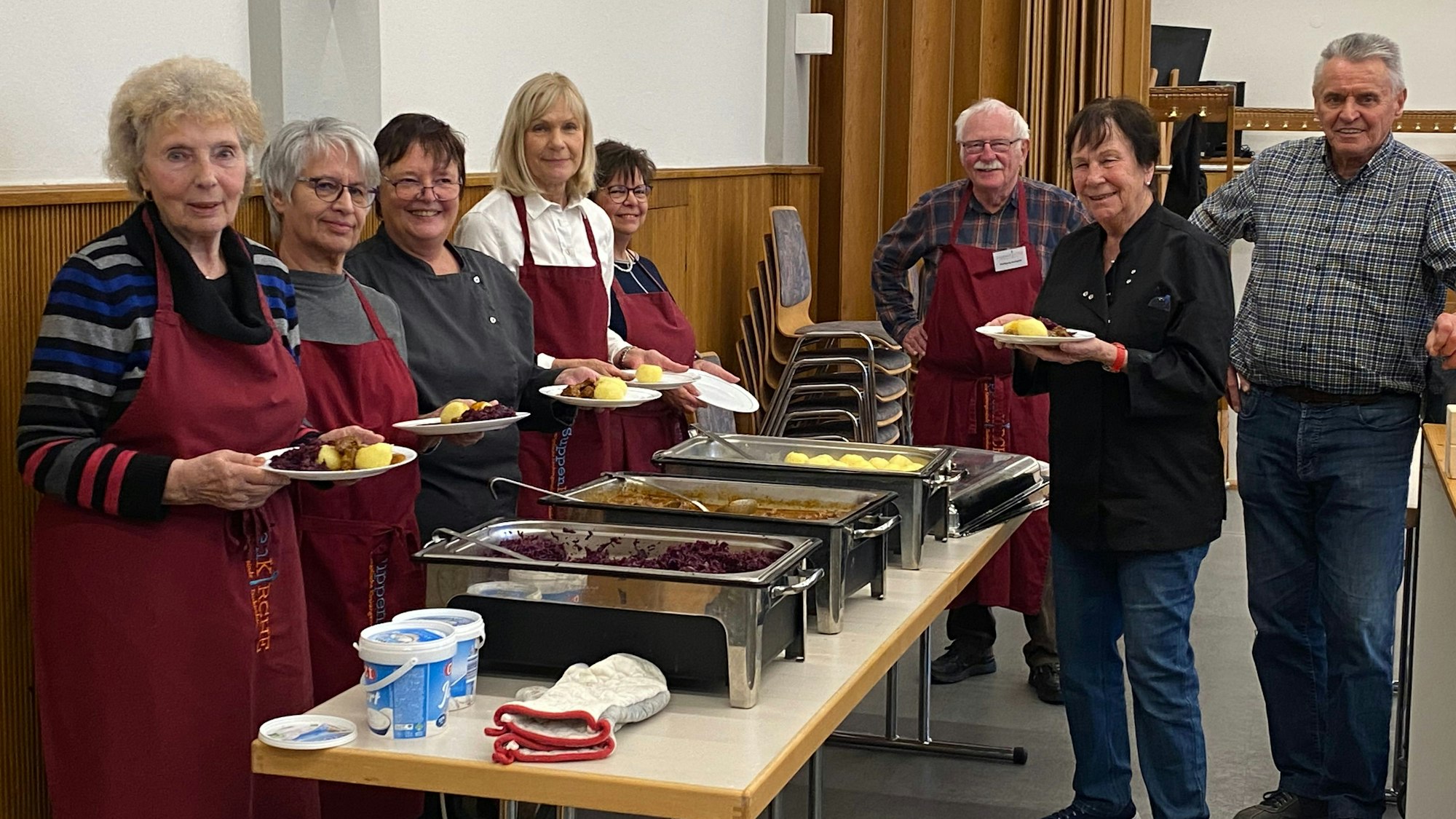 Jeden Donnerstag wird im Gemeindesaal der evangelischen Kirche zur Suppenkirche geladen. Ein eingeschworenes Team von Ehrenamtlern sorgt für heimelige Atmosphäre und ein leckeres, gesundes Essen.