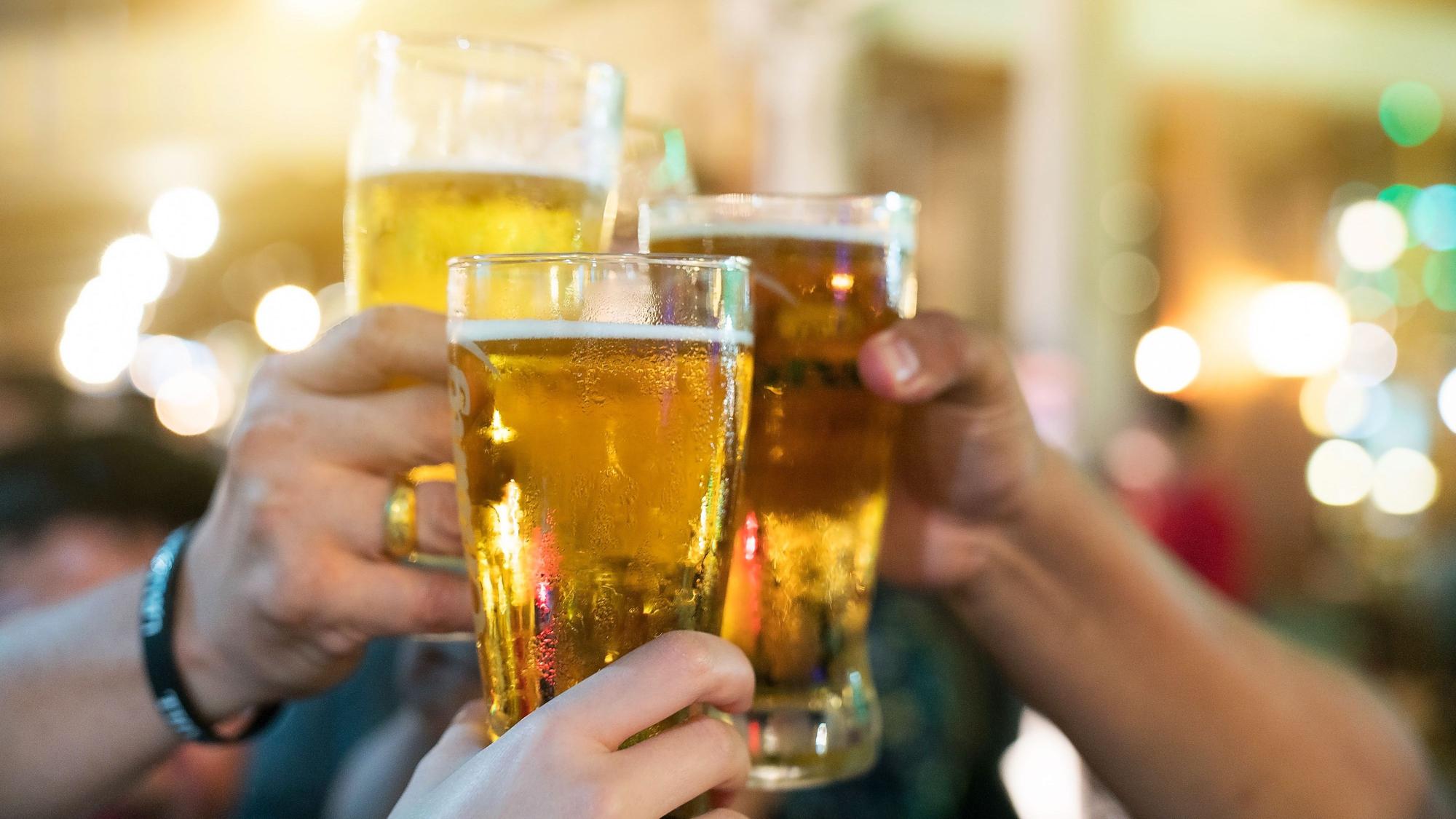 Biergläser Bier Menschen stoßen an