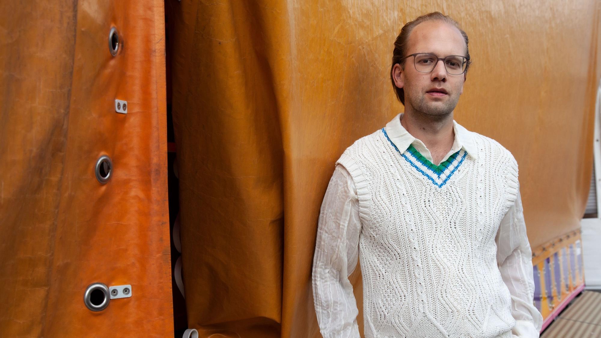 Das Bild zeigt Albrecht Schrader in einem weißen Pullover.