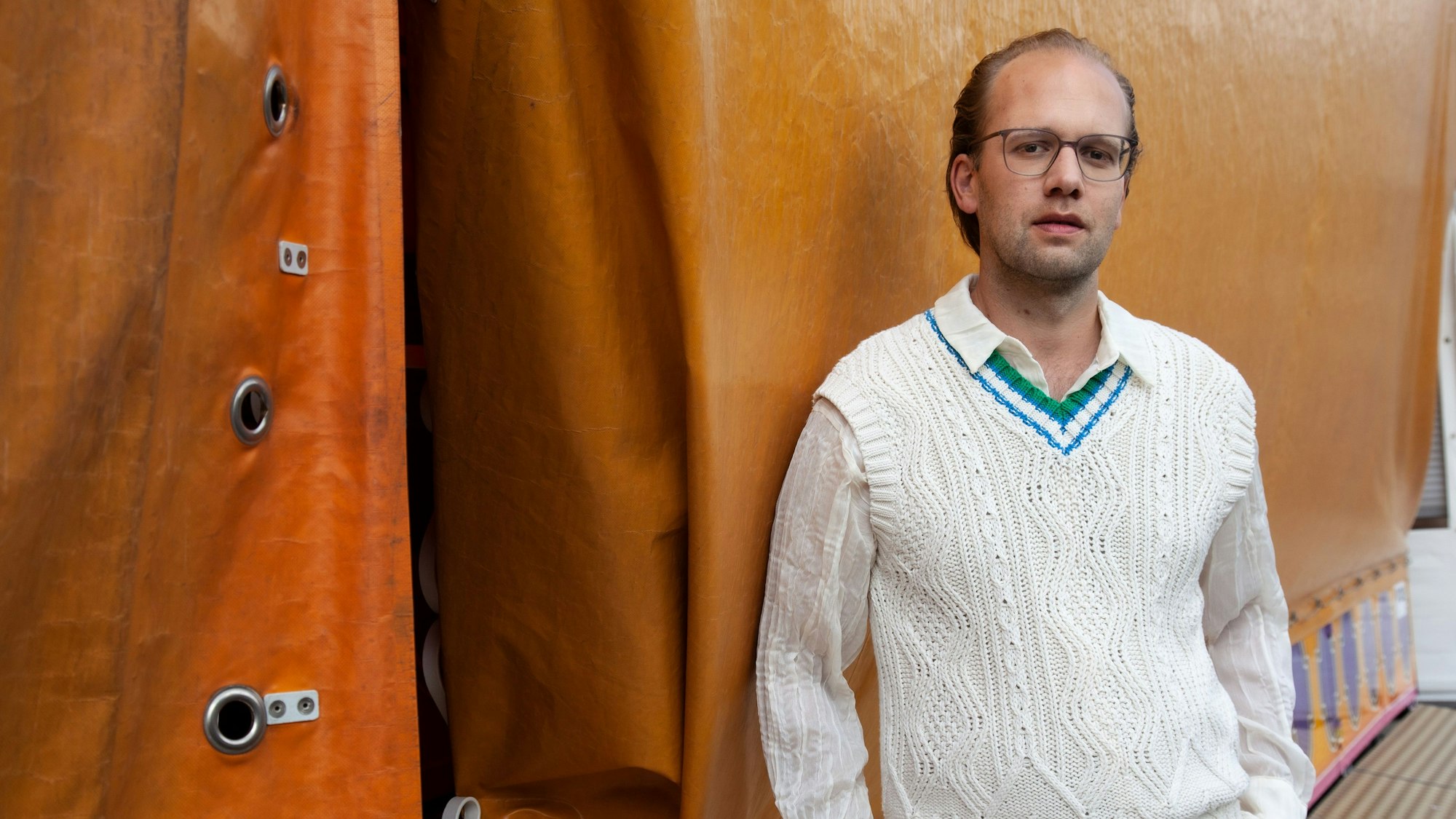 Das Bild zeigt Albrecht Schrader in einem weißen Pullover.