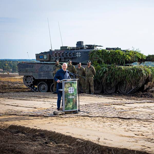 Bundeskanzler Olaf Scholz (SPD) im Oktober vor einem Kampfpanzer Leopard 2 nach der Ausbildungs- und Lehrübung des Heeres im Landkreis Heidekreis in der Lüneburger Heide.