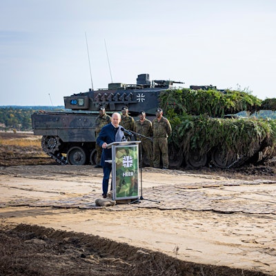 Ein Archivbild zeigt Bundeskanzler Olaf Scholz (SPD) vor einem Kampfpanzer Leopard 2 nach der Ausbildungs- und Lehrübung des Heeres im Landkreis Heidekreis in der Lüneburger Heide.