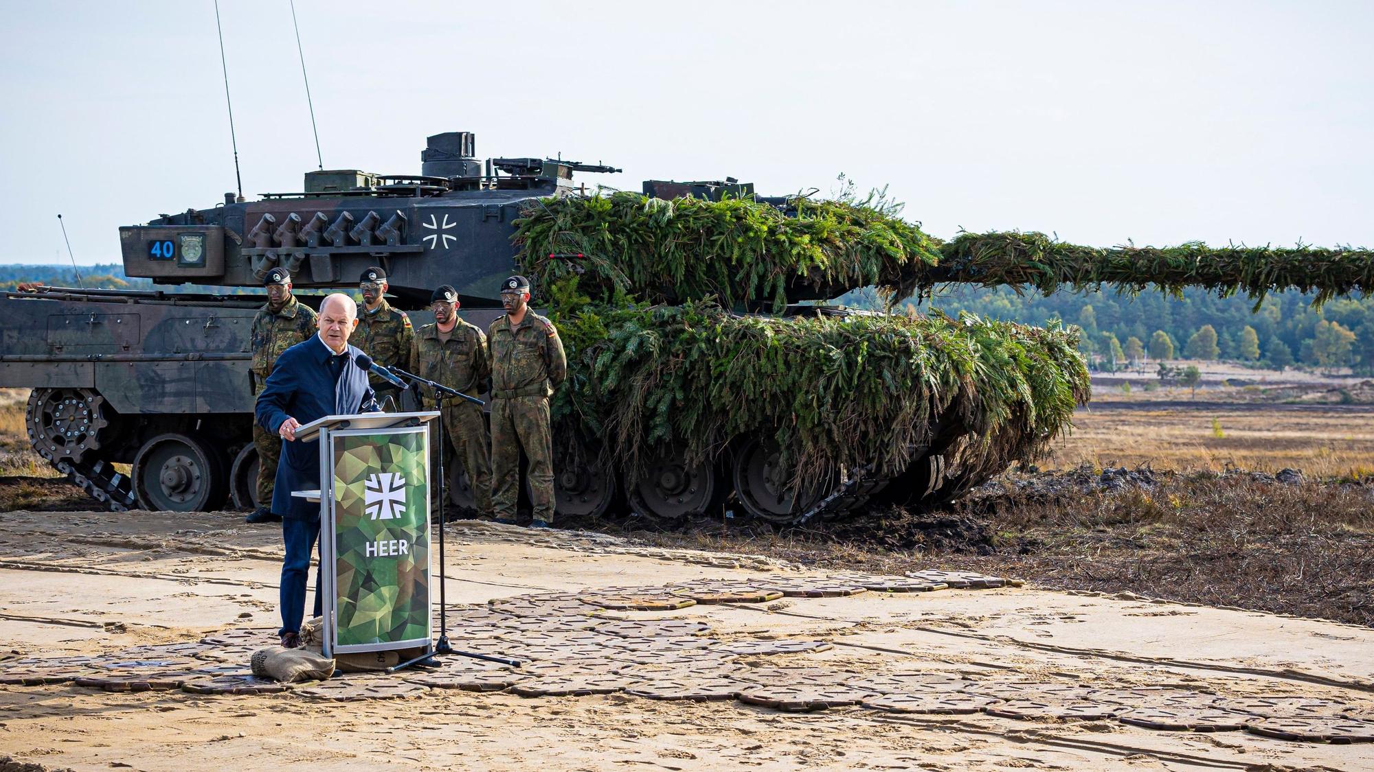 Ein Archivbild zeigt Bundeskanzler Olaf Scholz (SPD) vor einem Kampfpanzer Leopard 2 nach der Ausbildungs- und Lehrübung des Heeres im Landkreis Heidekreis in der Lüneburger Heide.