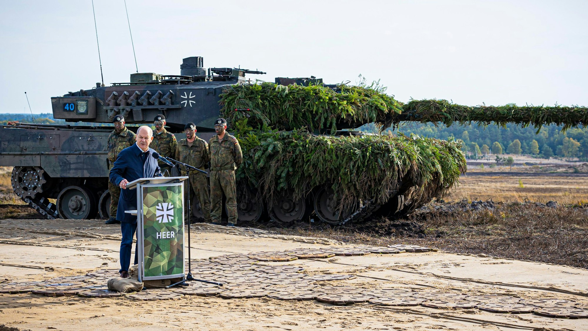Ein Archivbild zeigt Bundeskanzler Olaf Scholz (SPD) vor einem Kampfpanzer Leopard 2 nach der Ausbildungs- und Lehrübung des Heeres im Landkreis Heidekreis in der Lüneburger Heide.