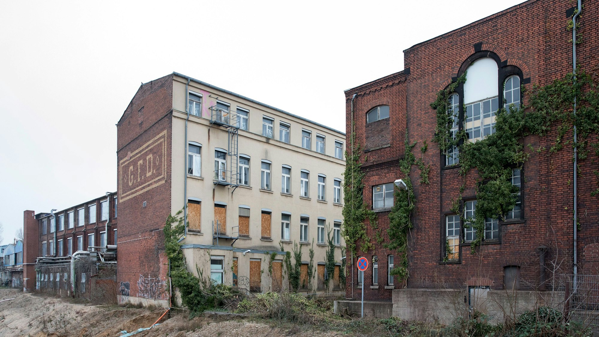 Aussenansichten vom Gebäudekomplex des Otto-und-Langen-Quartiers.