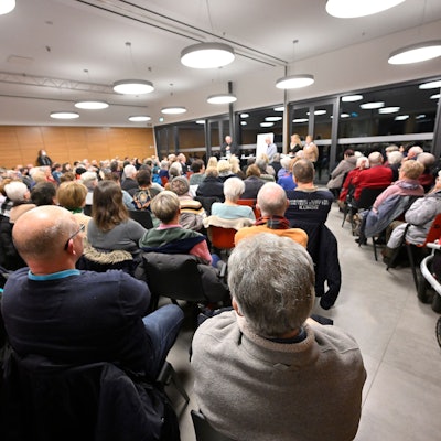 Volles Haus bei der Pfarrversammlung in St. Johann Baptist in Bergisch Gladbach-Refrath.