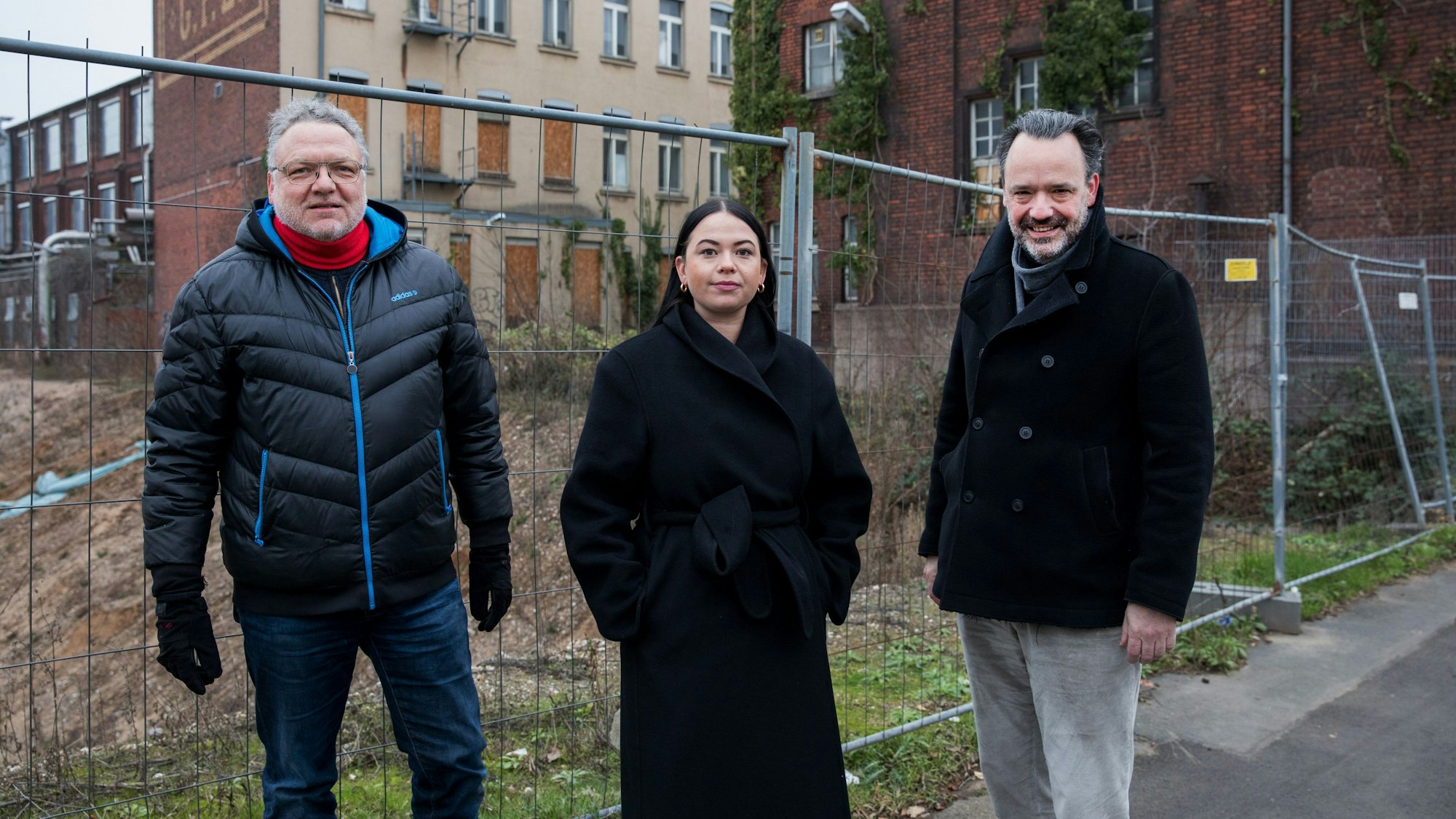 Die Kulturpolitischen Sprecher Jörg Kobel (l.), Maria Helmis und Lorenz Deutsch vor dem Gebäudekomplex des Otto-und-Langen-Quartiers