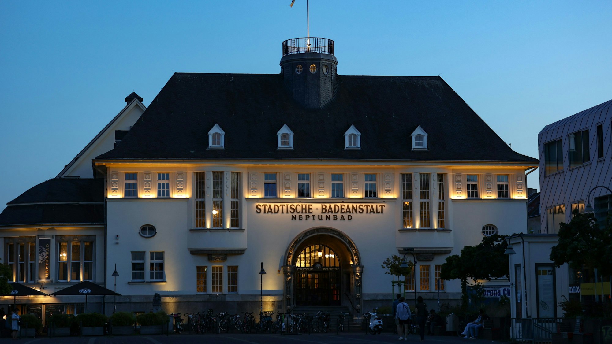 beleuchtetes Neptunbad im Dunklen von außen