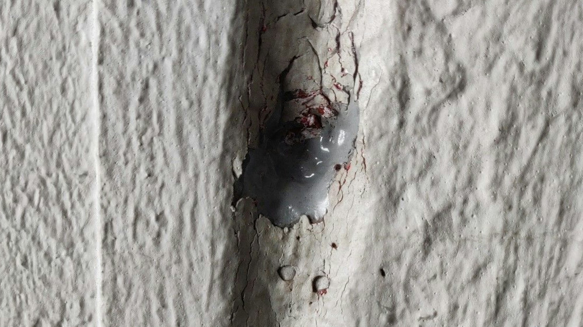 Offene Fuge mit PCB-haltiger Dichtungsmasse im Schulflur.