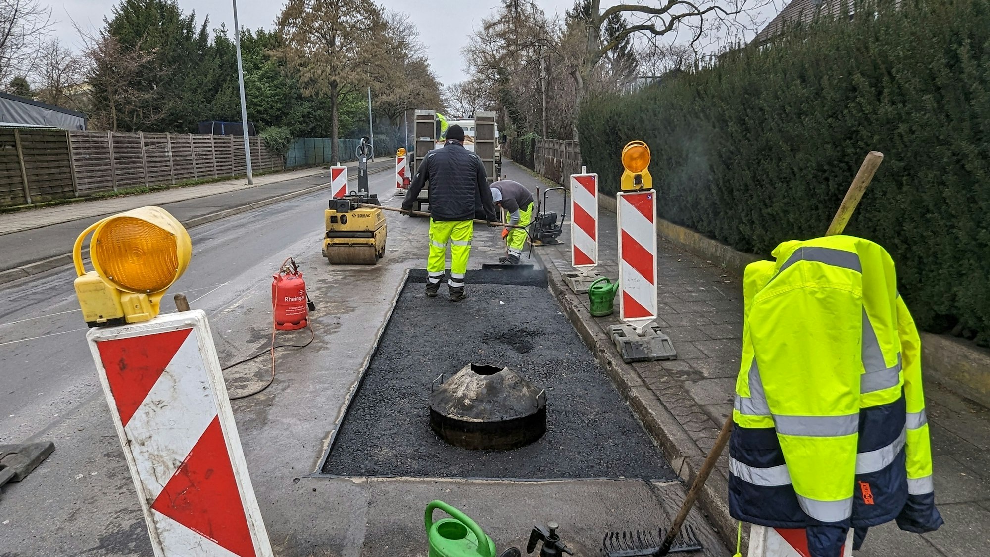 Die Kanalbaustelle auf der Horbeller Straße mit halbseitiger Sperrung.