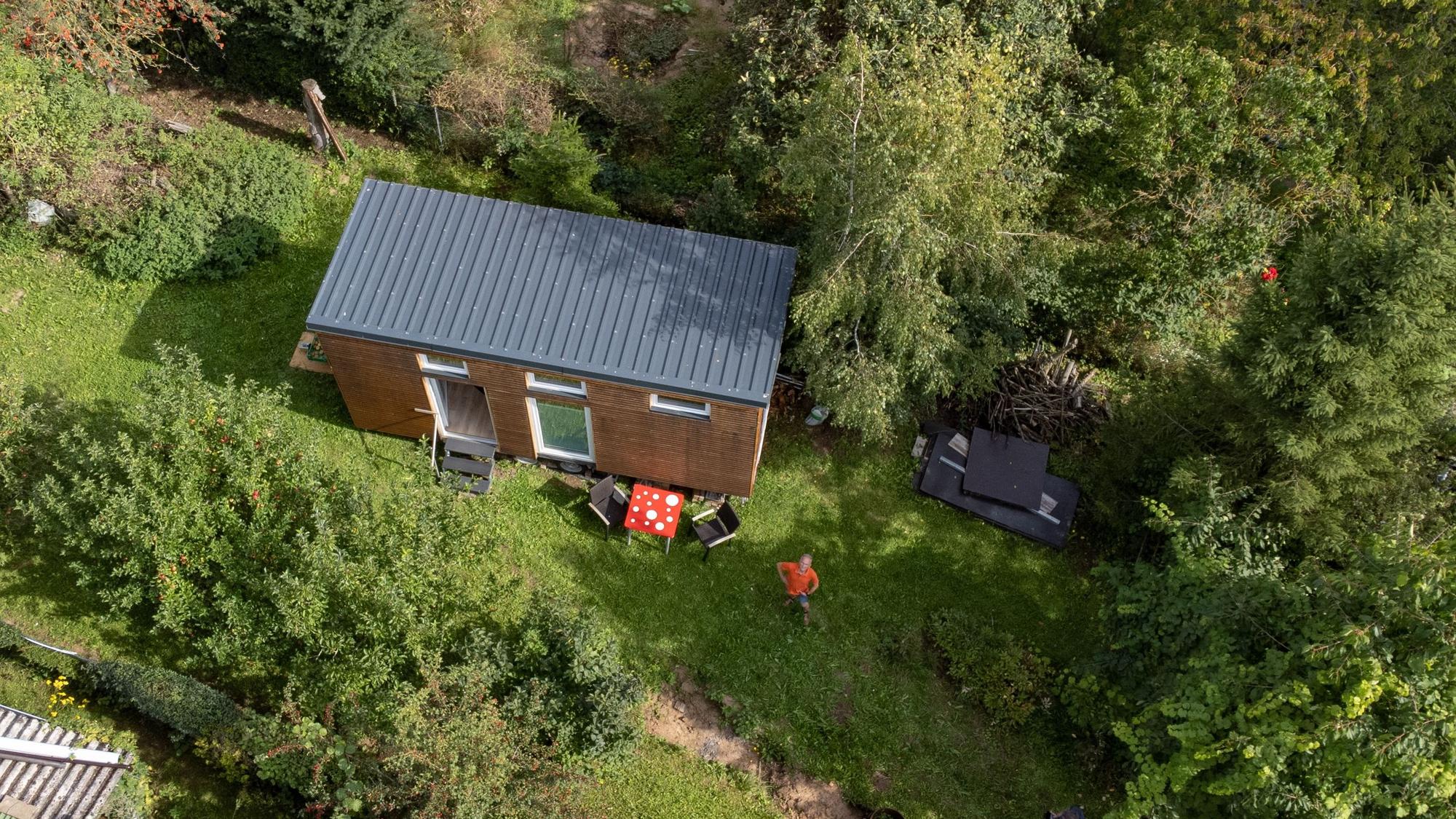 Blick auf ein Häuschen im Grünen
