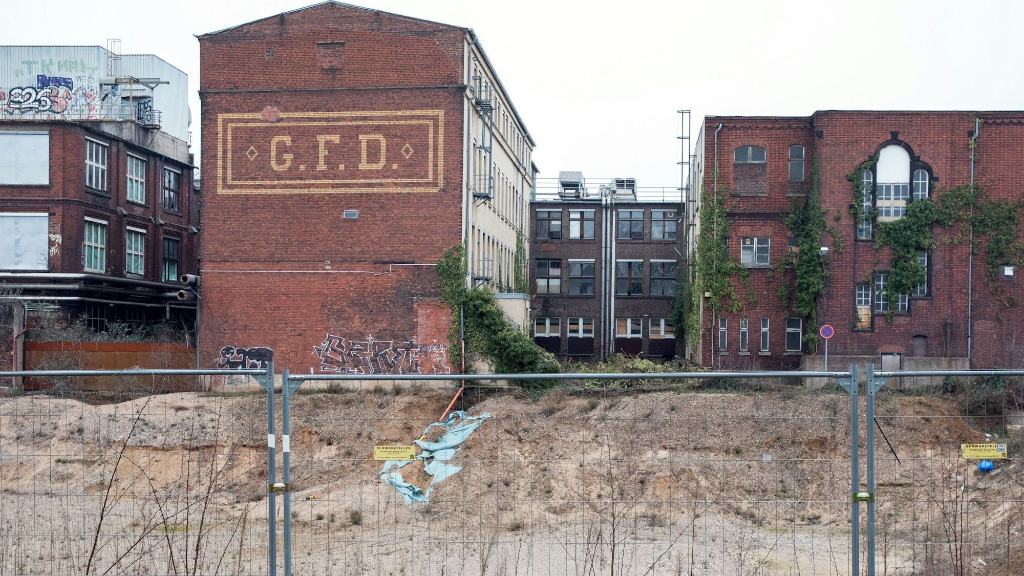 Aussenansichten vom Gebäudekomplex des Otto-und-Langen-Quartiers.