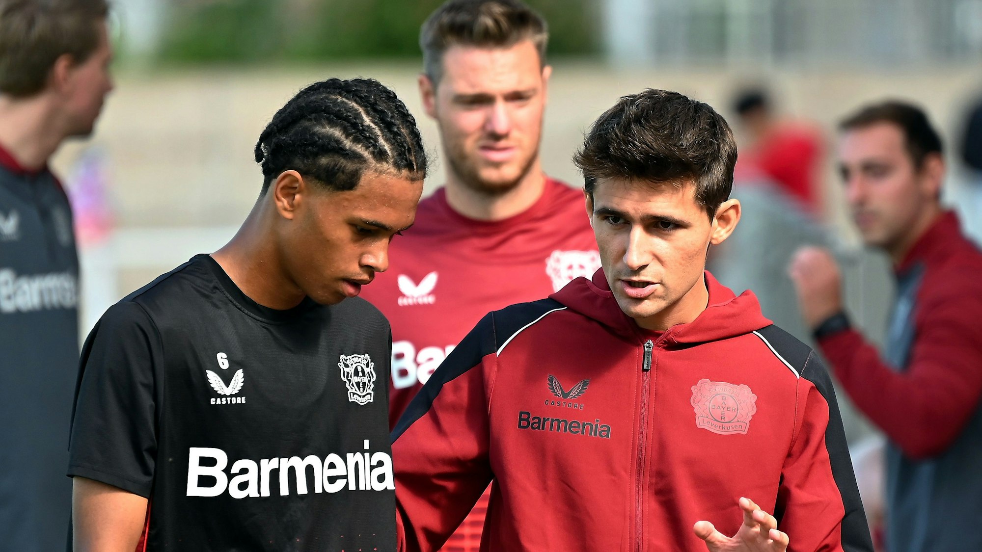 28.08.2022, Fussball-B-Jugend-Bayer-Fortuna Köln
links: Francis Onyeka (Bayer)
rechts: TR. Sergi Coral Runge (Bayer)
Foto: Uli Herhaus