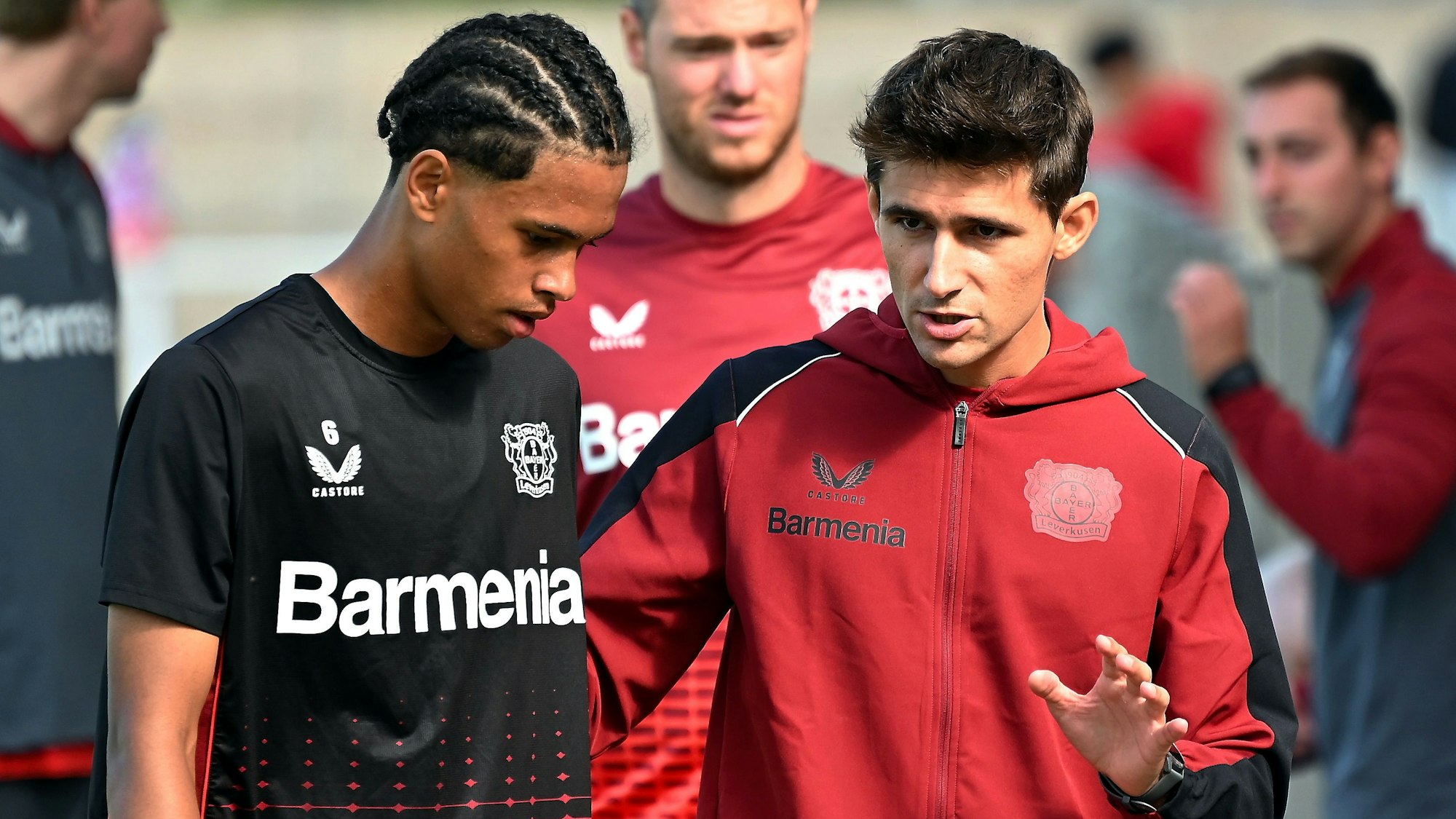 Ein Fußballtrainer spricht mit einem seiner Spieler.