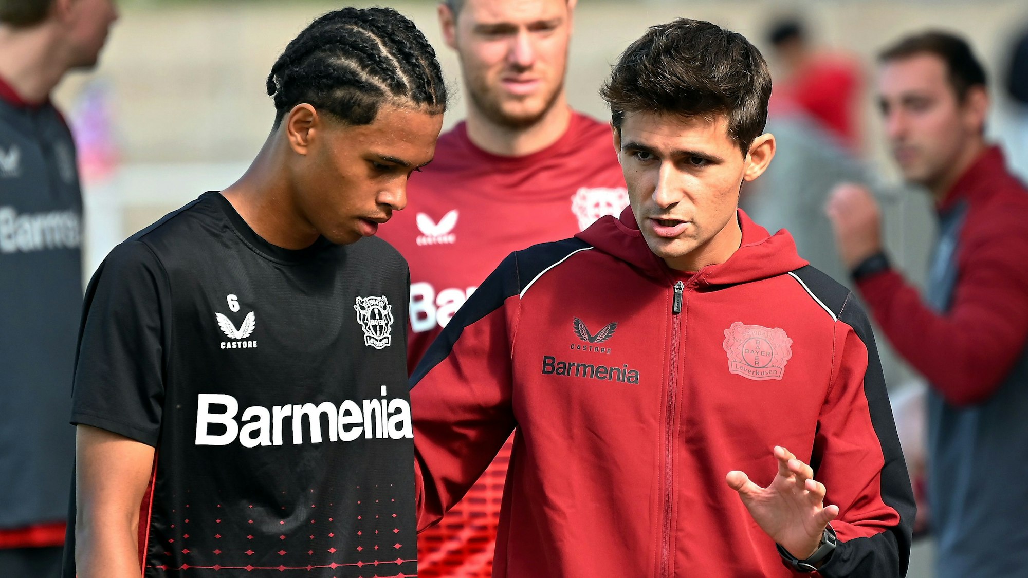 28.08.2022, Fussball-B-Jugend-Bayer-Fortuna Köln
links: Francis Onyeka (Bayer)
rechts: TR. Sergi Coral Runge (Bayer)
Foto: Uli Herhaus