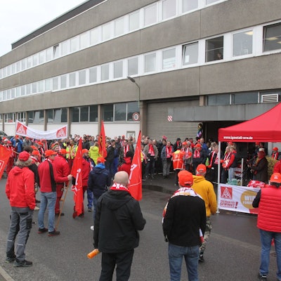 Mit Warnstreiks kämpfen Beschäftigte und Gewerkschaft für einen Erhalt des ZF-Werks. Doch auch auf den Fall der Schließung will die Gemeindeverwaltung vorbereitet sein.