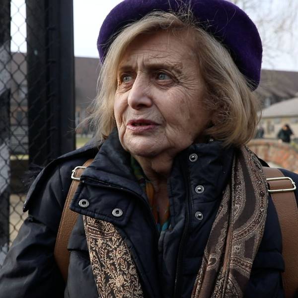 Auf dem Bild besucht Tova Friedman die Gedenkstätte in Auschwitz.