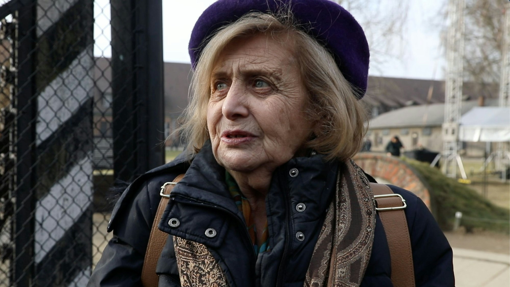 Auf dem Bild besucht Tova Friedman die Gedenkstätte in Auschwitz.