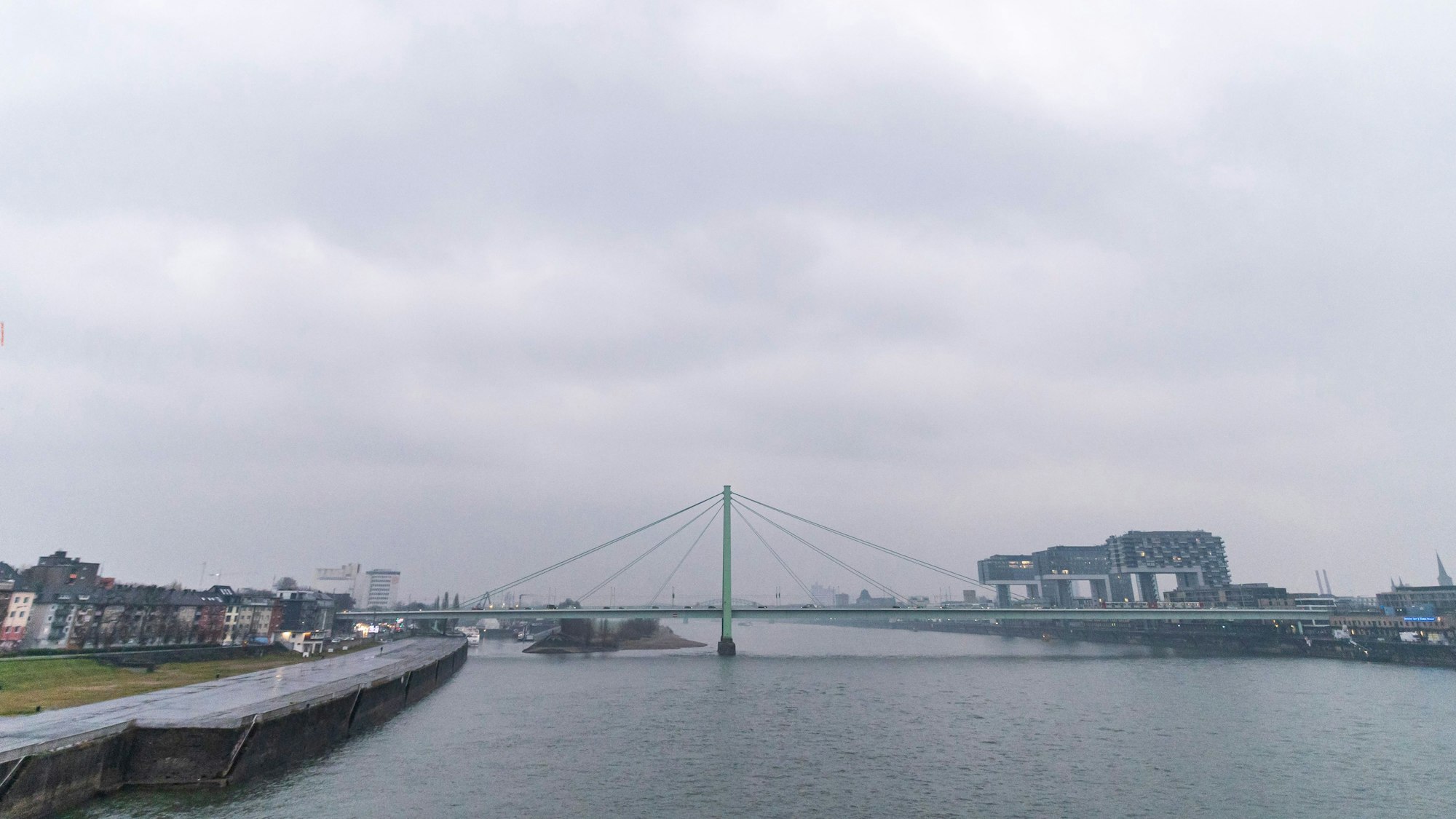 Das Wetter in Köln bleibt wechselhaft mit Regen, Gewittern und Temperaturen zwischen 23 und 26 Grad.