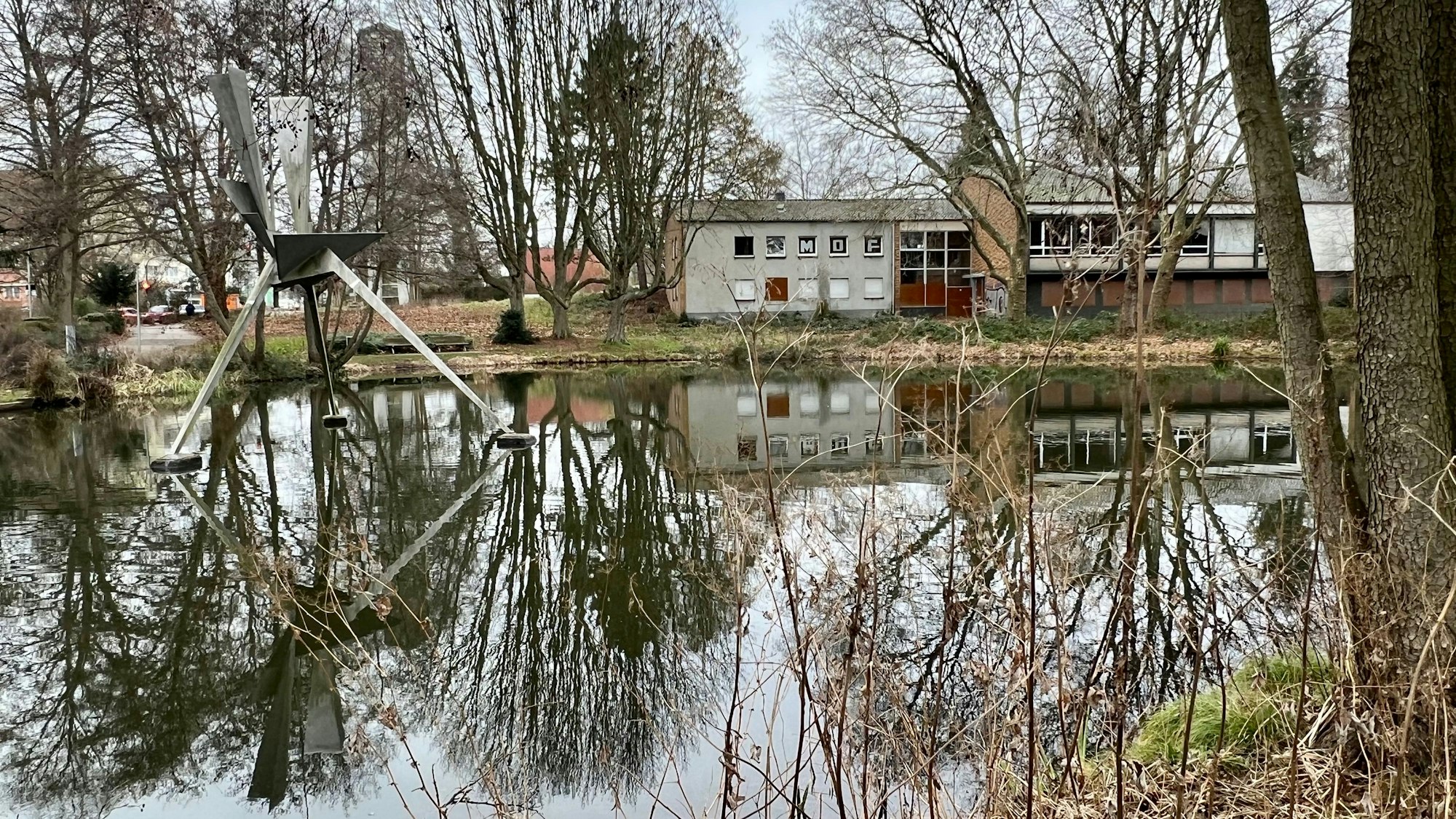 Das Alkenrather Gemeindezentrum, an dessen Stelle eine Kita und ein Seniorenwohnhaus entstehen sollen