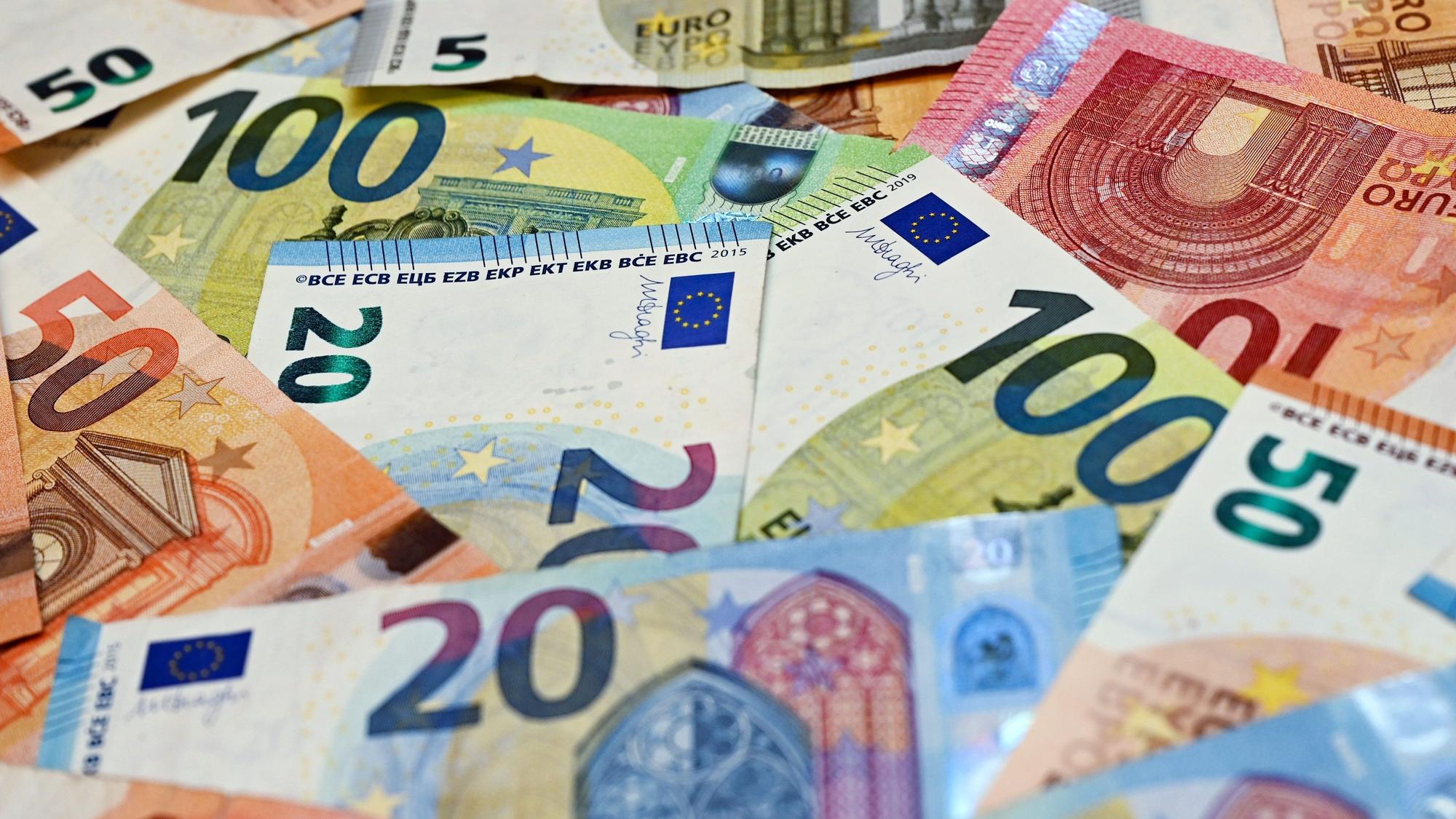 Es liegen viele Eurobanknoten auf einem Tisch.