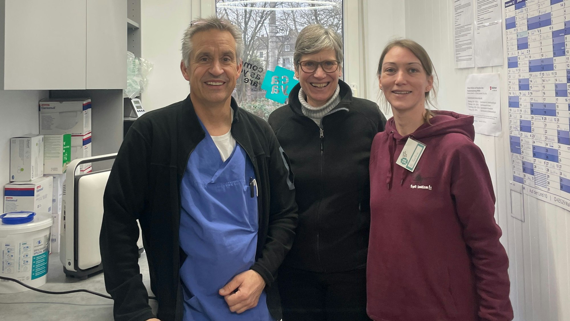 Mark Oette, Brigitte Mettenbörger und Saskia Redenius sind Mitarbeiter der Praxis Caya. Sie stehen in ihrem kleinen Container am Mülheimer Stadtgarten, wo sie Wohnungslosen, Obdachlosen und Geflüchteten kostenlose medizinische Versorgung anbieten.