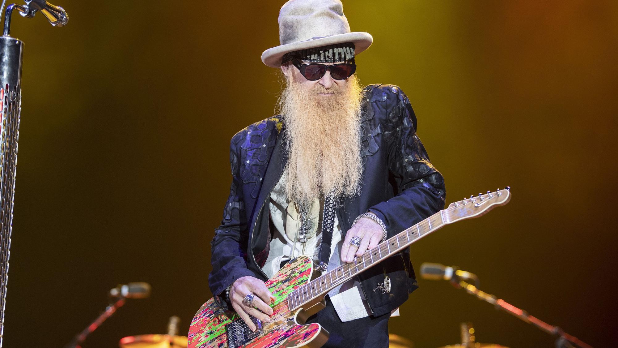 Billy Gibbons steht bei einem Konzert auf der Bühne.