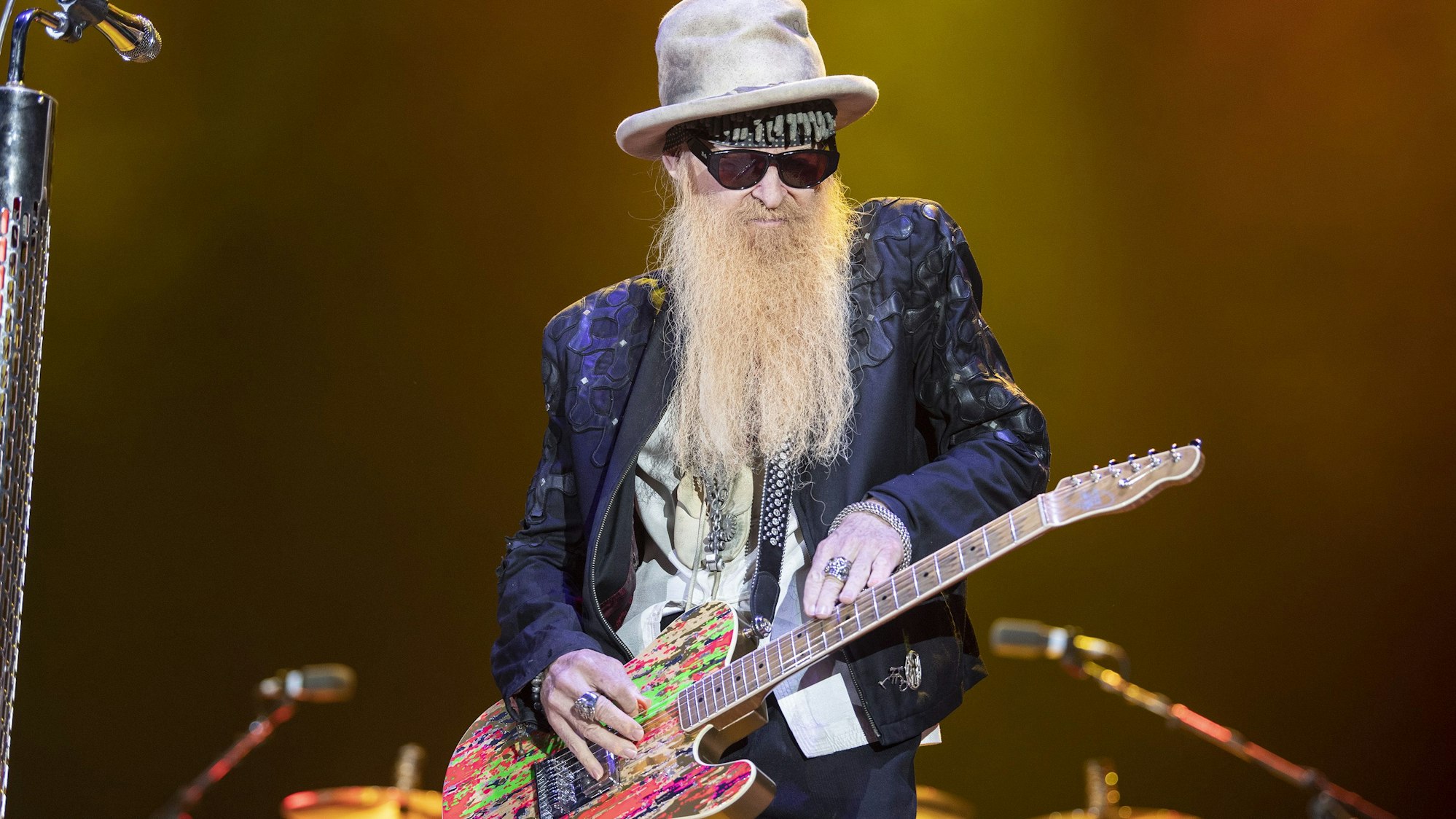 Billy Gibbons, Musiker der Rockband ZZ Top, steht bei einem Konzert in der Burg Clam auf der Bühne.