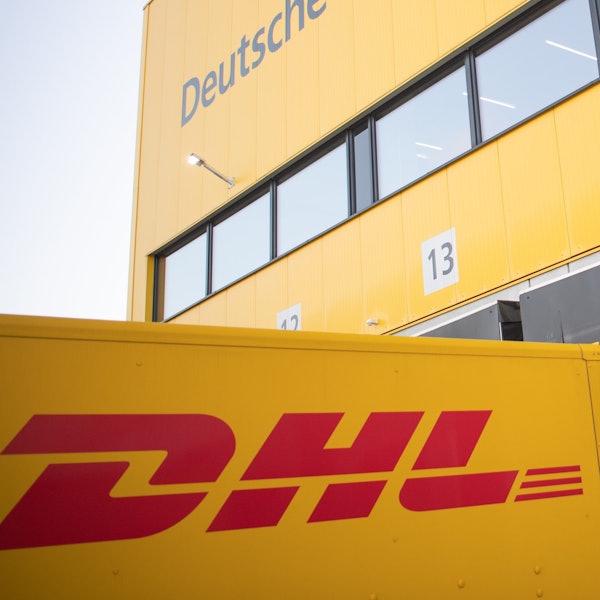 Das Logo der Deutschen Post ist auf einem Brief- und Paketzentrum zu sehen. (Symbolbild)