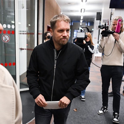 Amira und Oliver Pocher beim Betreten des Kölner Amtsgerichts, hinter ihnen steht ein Fernsehteam.