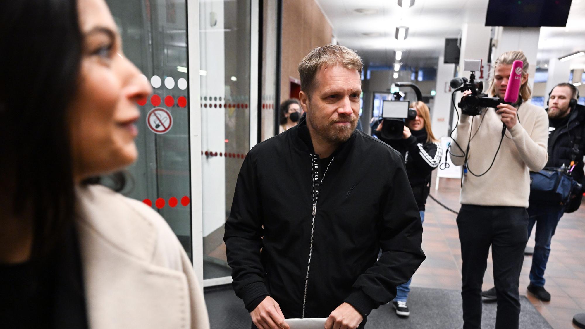 Amira und Oliver Pocher beim Betreten des Kölner Amtsgerichts, hinter ihnen steht ein Fernsehteam.