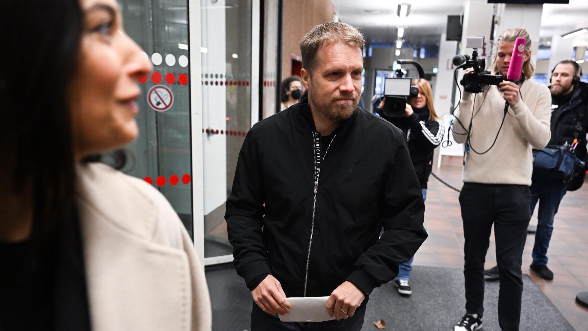 Amira und Oliver Pocher beim Betreten des Kölner Amtsgerichts, hinter ihnen steht ein Fernsehteam.