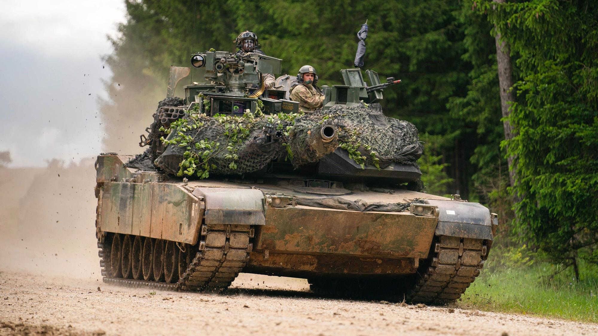 Ein Panzer des Typs M1 Abrams der US Army fährt während einer multinationalen Übung auf dem Truppenübungsplatz Hohenfels über eine Straße.