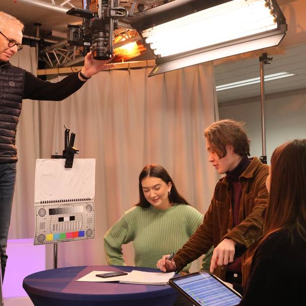 Studenten bereiten die Live-Show „Schlag die Profs“ vor.