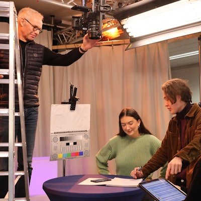 Studenten bereiten die Live-Show „Schlag die Profs“ vor.