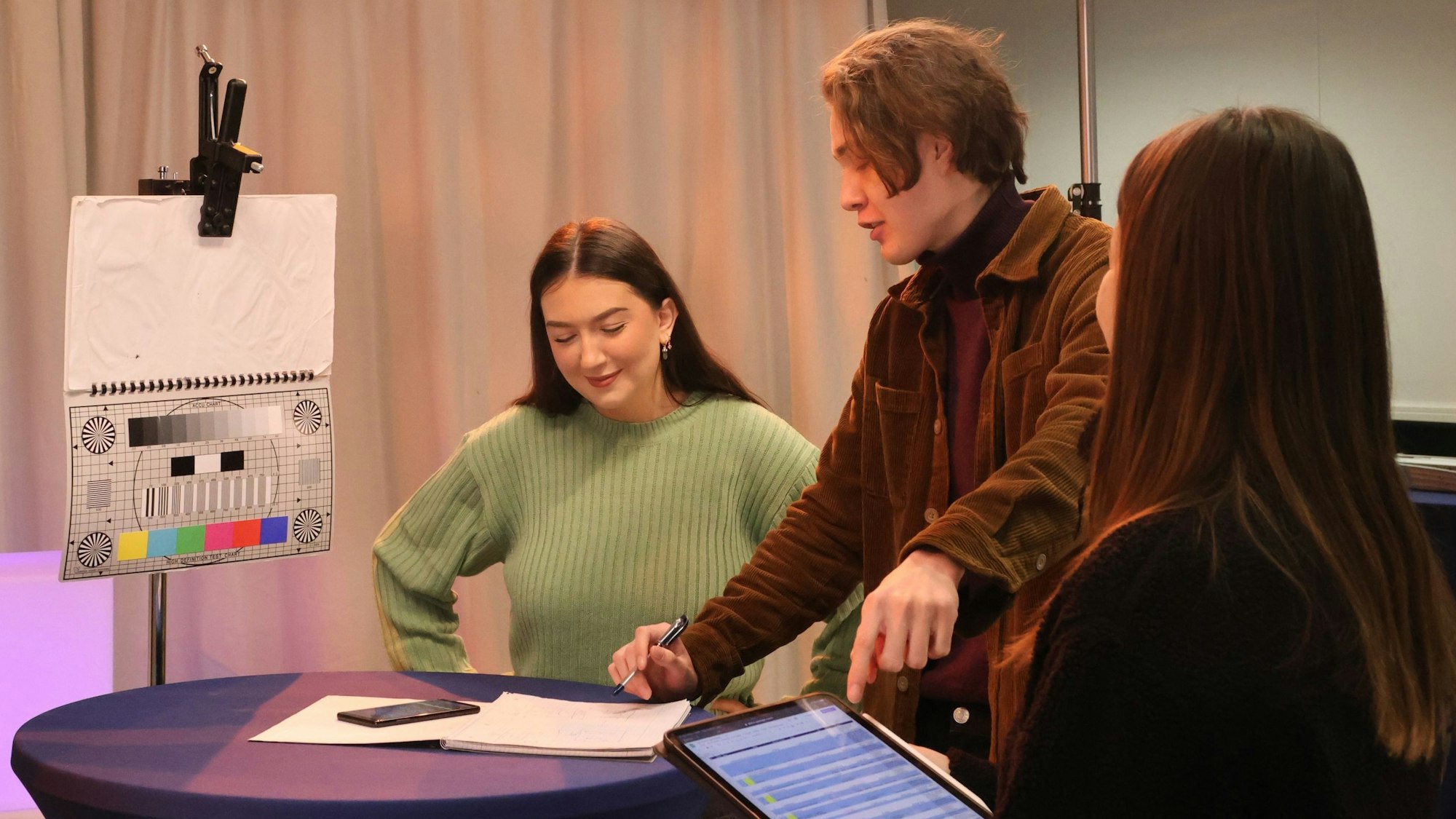 Studenten bereiten die Live-Show „Schlag die Profs“ vor.