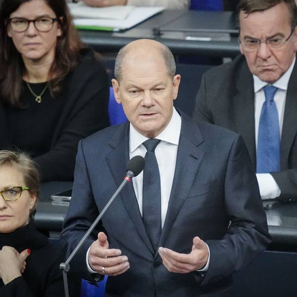 Bundeskanzler Olaf Scholz (SPD) spricht bei der Regierungsbefragung im Bundestag. Im Hintergrund ist Boris Pistorius (SPD), Bundesminister der Verteidigung zu sehen.