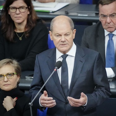 Bundeskanzler Olaf Scholz (SPD) spricht bei der Regierungsbefragung im Bundestag. Im Hintergrund ist Boris Pistorius (SPD), Bundesminister der Verteidigung zu sehen.