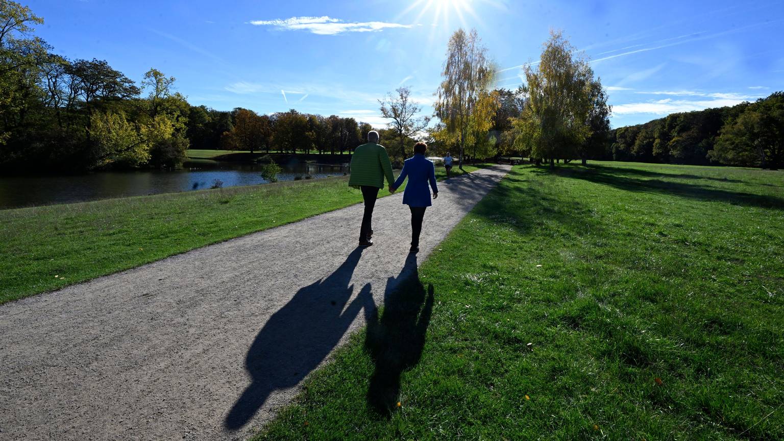 Nordrhein-Westfalen, Köln: Spaziergänger nutzen den Sonnenschein und die warmen Temperaturen für einen Spaziergang durch den Kölner Grüngürtel am Decksteiner Weiher.