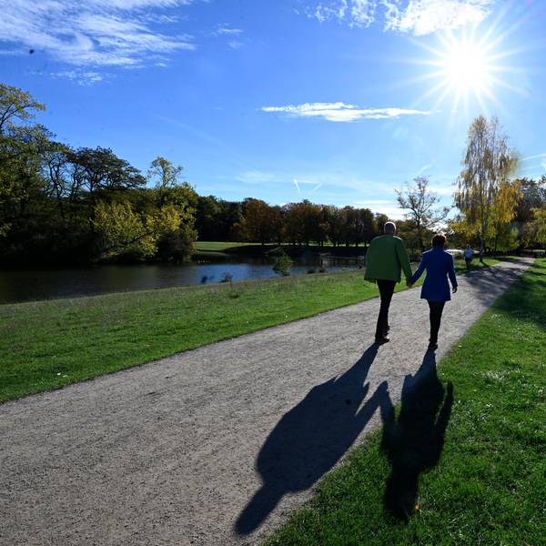 Nordrhein-Westfalen, Köln: Spaziergänger nutzen den Sonnenschein und die warmen Temperaturen für einen Spaziergang durch den Kölner Grüngürtel am Decksteiner Weiher.
