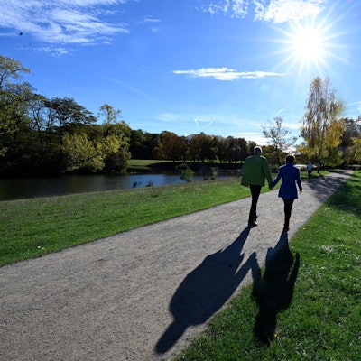 Nordrhein-Westfalen, Köln: Spaziergänger nutzen den Sonnenschein und die warmen Temperaturen für einen Spaziergang durch den Kölner Grüngürtel am Decksteiner Weiher.