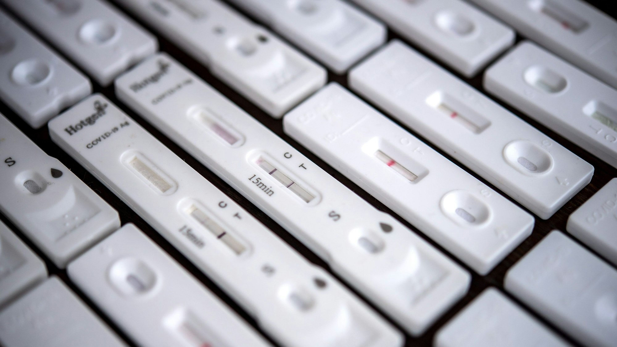 Mit der Aufhebung der Isolationspflicht für Corona-Positive beschreitet die Landesregierung kurz vor dem Höhepunkt der Karnevalssession einen weiteren Schritt in die Normalität.