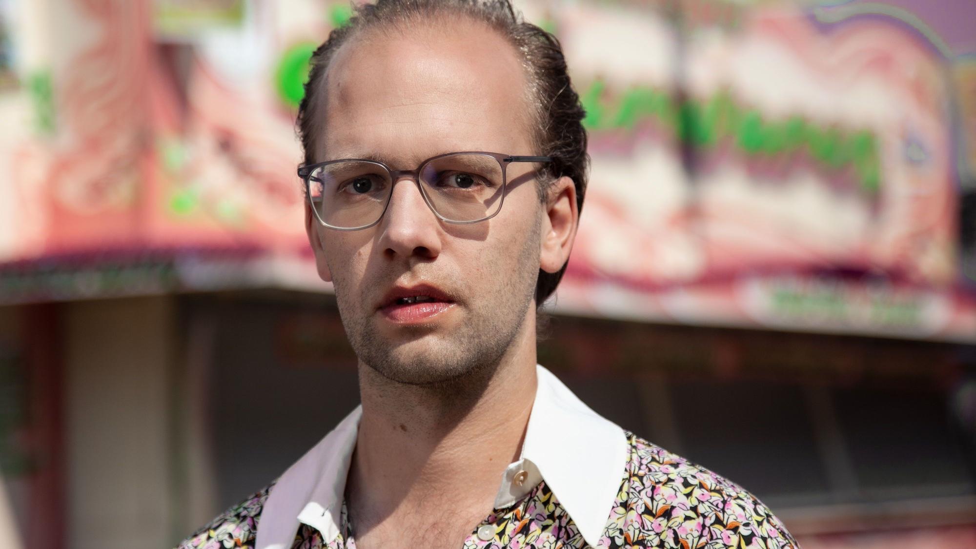 Das Foto zeigt Albrecht Schrader im Porträt.