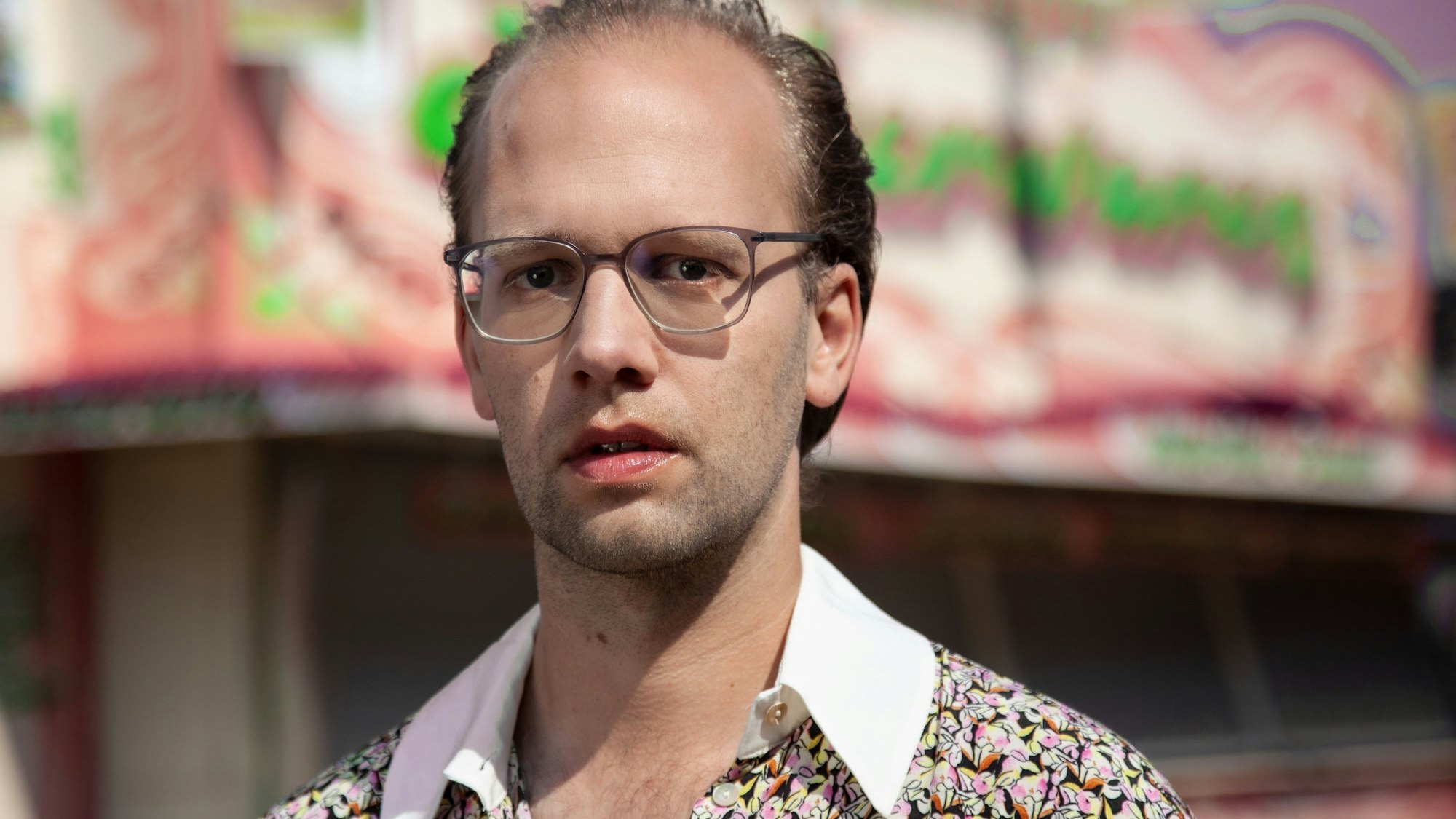 Das Foto zeigt Albrecht Schrader im Porträt.